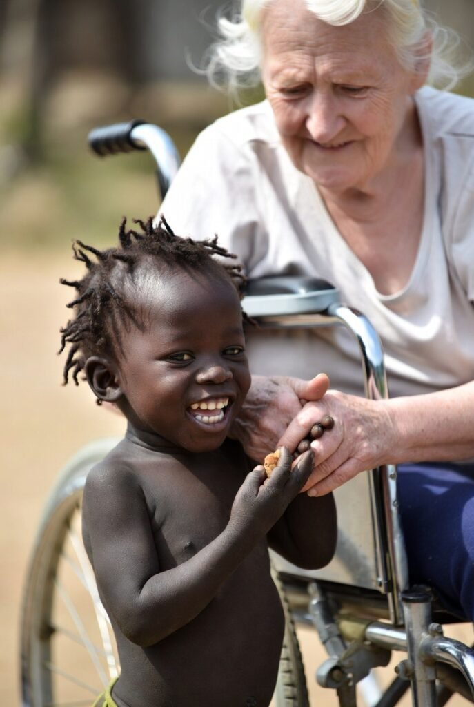 Anciana y niño en un parque.