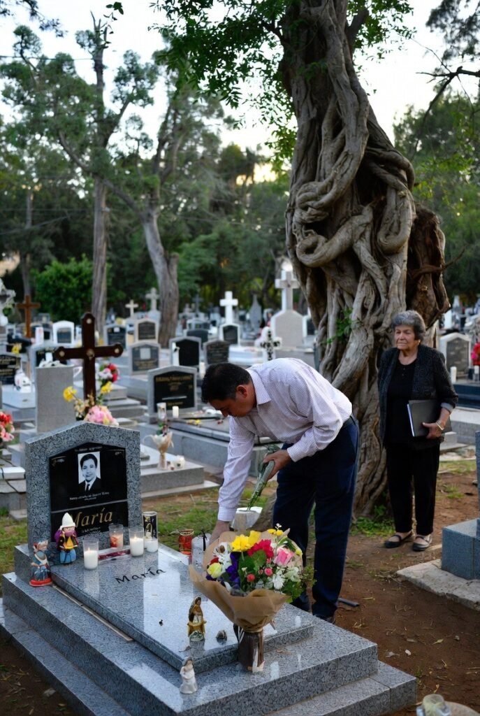 Visita a la tumba de María.
