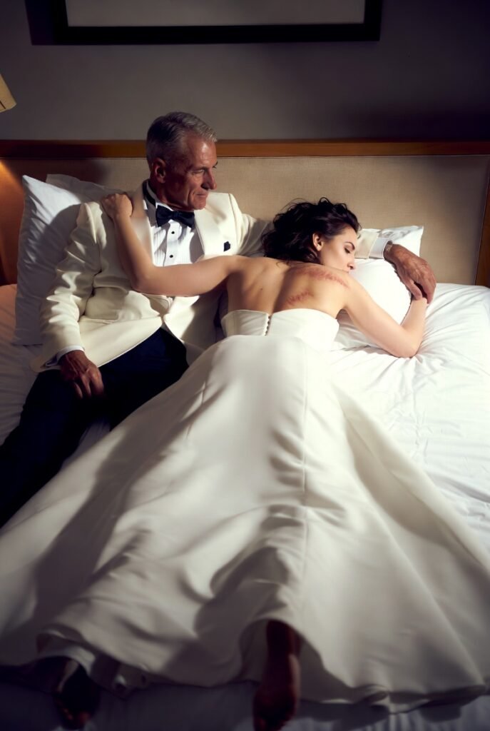 Pareja en la cama, vestido blanco.