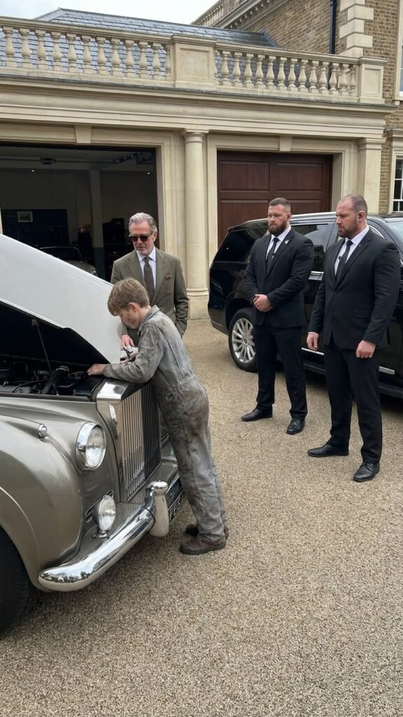 Niño revisando un coche antiguo.