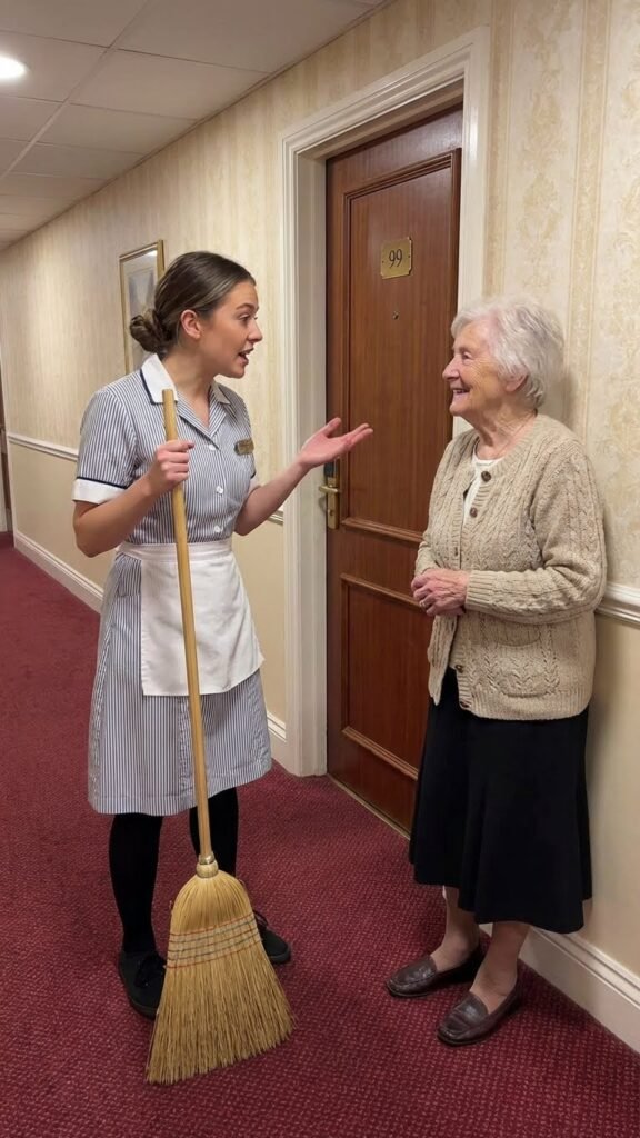 Empleada de hotel conversa con anciana.