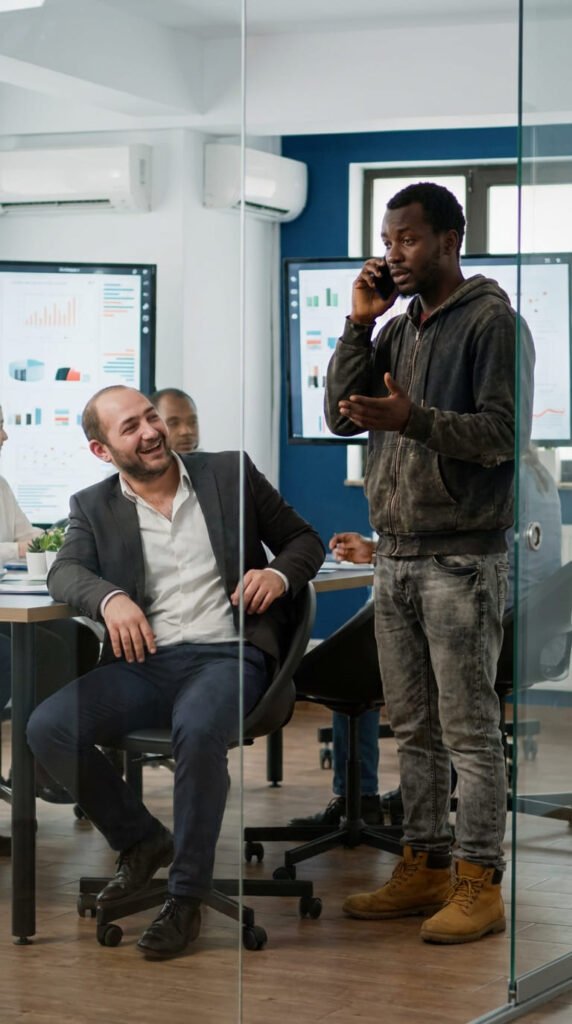 Reunión en oficina moderna.