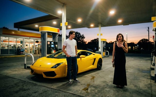 La Trampa de las Apariencias: Humilló a un Hombre Vestido Sencillo en una Gasolinera sin Saber Quién Era Realmente el Dueño del Lamborghini